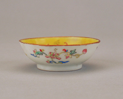 图片[1]-Yellow ground pink red bat pattern plate-China Archive